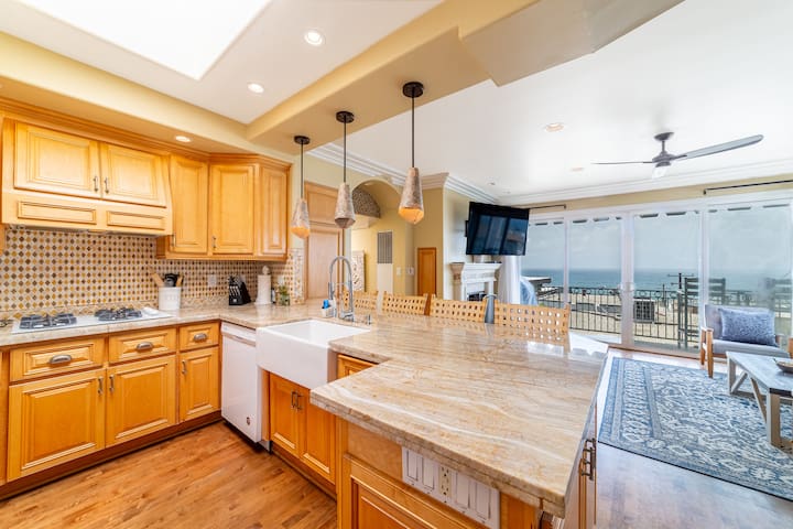 Ocean View Penthouse 2/2 w/Garage 2 Blocks 2 Sand!