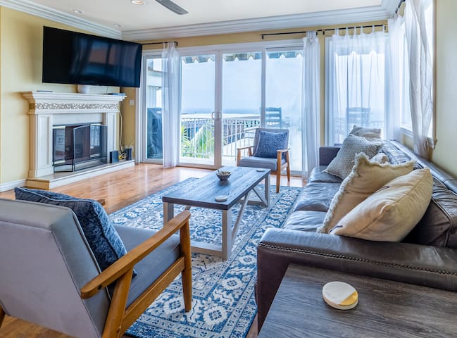 Ocean View Penthouse 2/2 w/Garage 2 Blocks 2 Sand! gallery image 2