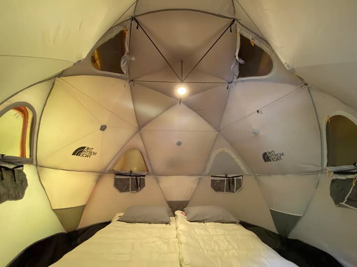 テントの広さ：
直径2100mmの五角形、天井高さ2100mm（大人がたてる大きさです）
メーカーの定員表記は４名。