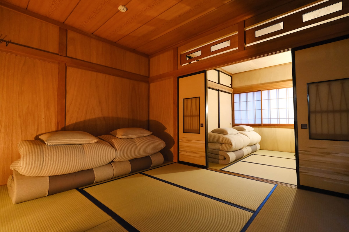 It can accommodate up to 4 people