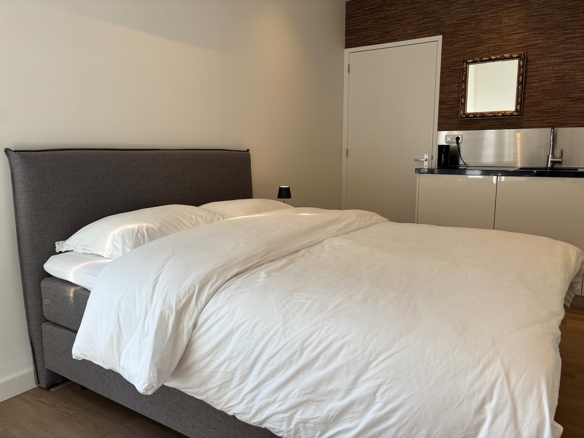 Eastborn 2 persoonsbed met Van Dyck beddengoed. Lekker luxueus voor een weldadige nachtrust. De airco verwarmt in de winter en koelt in de zomer. 
Indien wenselijk kunnen we ook twee eenpersoonsdekbedden verzorgen. Graag van te voren aangeven.