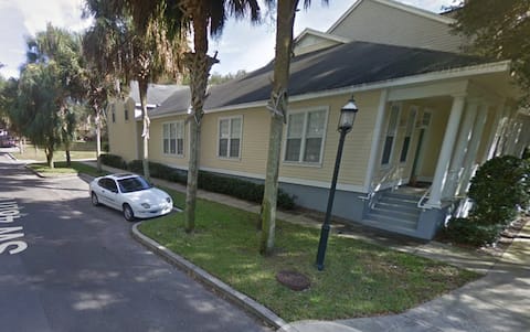 Super clean corner townhouse, walk to food & bars