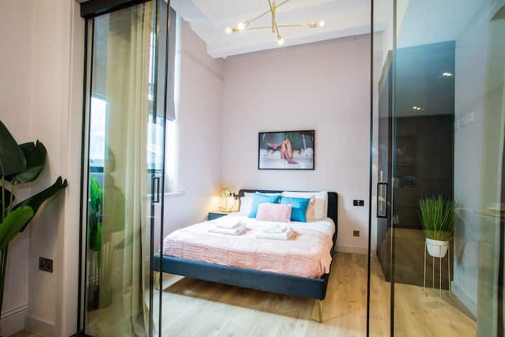 Modern and luxurious bedroom