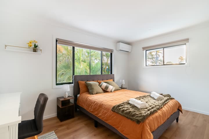 Krásna, priestranná izba s klimatizáciou a toaletným stolíkom, ktorý môže slúžiť aj ako pracovný stôl. Zahŕňa veľký šatník s dostatkom priestoru pre všetky vaše veci.