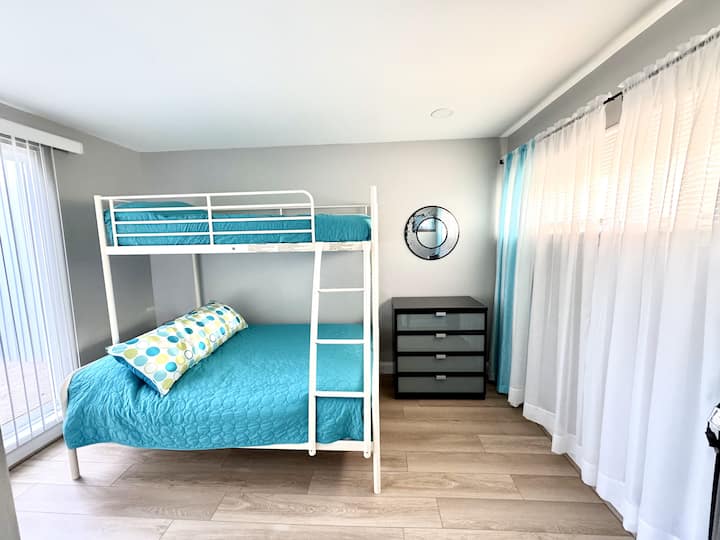 Spavaća soba 2 (Pyramid Bunk/ Double on the bottom. Twin on the top)