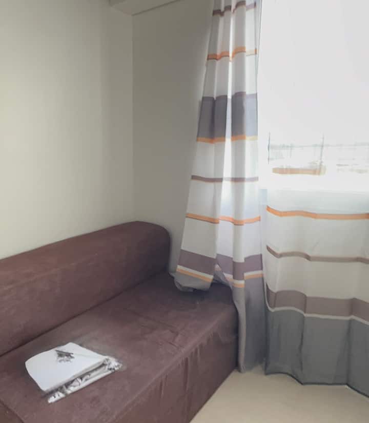 Con sofá cama Queen junto a una litera individual (cama individual de dos pisos). 