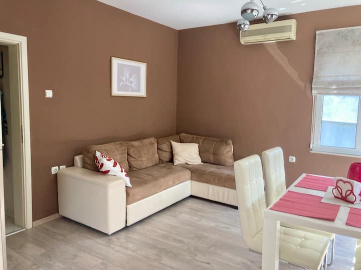2 Steps Away: Central Varna Stay - Varna
