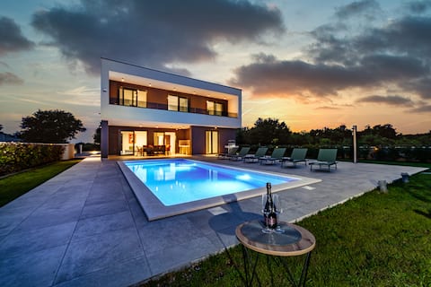 Luxurious and beautiful villa near the sea