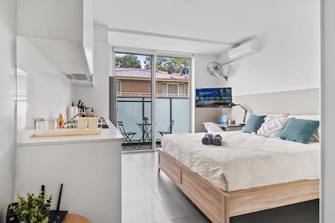 Bankstown Studio| Cozy Balcony| 12 min walk Train