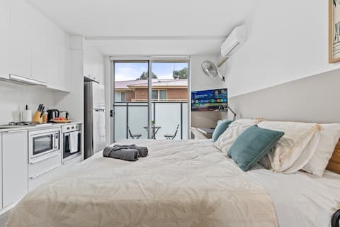 Bankstown Studio| Cozy Balcony| 12 min walk Train