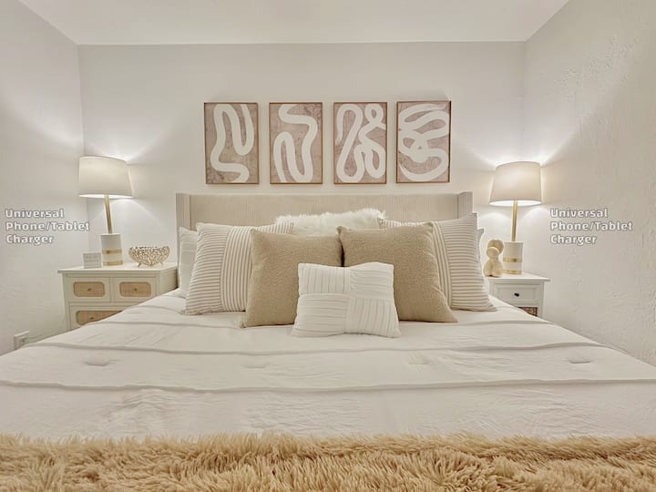 [Главна спална соба] Освежете се навечер во нашиот луксузен брачен кревет (широк 150-179 см) со постелнина од висока класа. Плакарот налево. Излезете во Ланаи десно. 