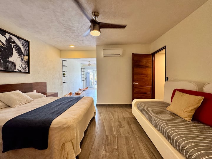 Divani ka një dyshek të vetëm.