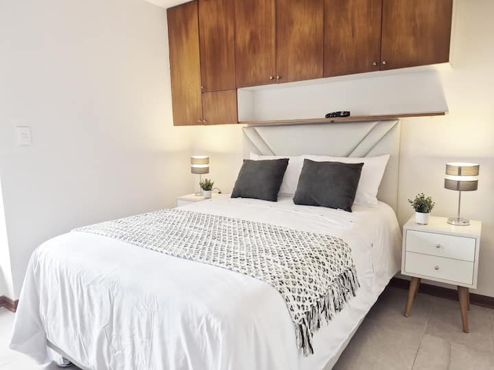 Prostrana i svijetla soba, uređena opuštajućim bojama i pažljivo odabranim detaljima za vašu udobnost.