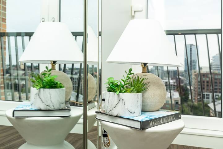 Luxe 2bed 2bath Top Floor Penthouse gallery image 3