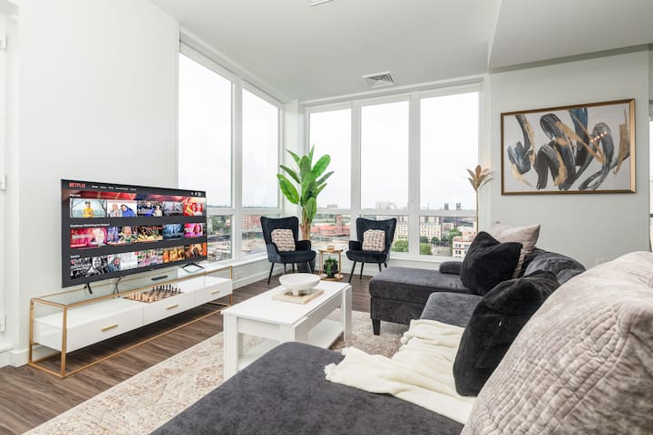 Luxe 2bed 2bath Top Floor Penthouse