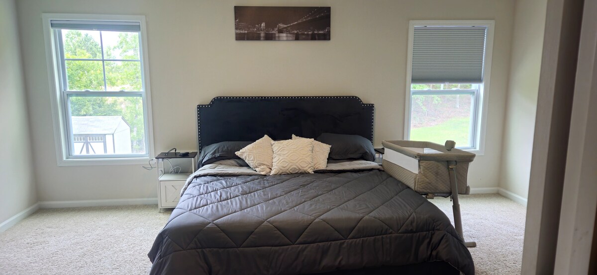 יש עריסה לצד המיטה זמינה לשימוש.  הוא מאוחסן בארון חדר הילדים. יש סוג נוסף של עריסה זמין לשימוש. אבל תצטרכו להביא סדינים משלכם מהבית.  