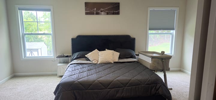 Გამოსაყენებლად ხელმისაწვდომია საწოლთან მდებარე ბასეინი.  Ის ინახება „ბიჭის“ ოთახის კარადაში. Გამოსაყენებლად ხელმისაწვდომია სხვა ტიპის ბასეინი. Თუმცა სახლიდან გაუსვლელად საკუთარი ზეწრები უნდა იქონიოთ.  