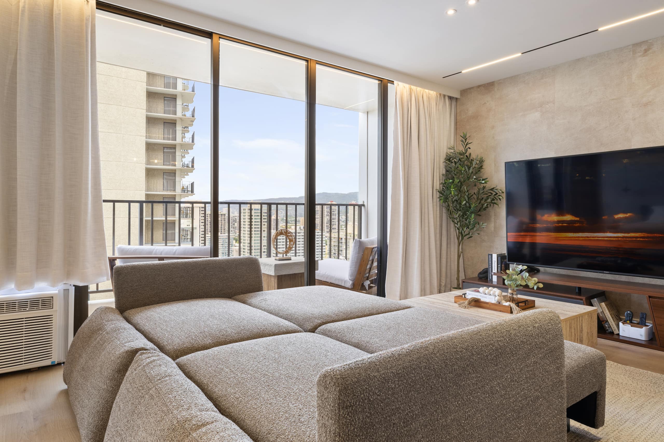 Waikiki Luxe Ocean Retreat 28F – 1 Parking - Image 11