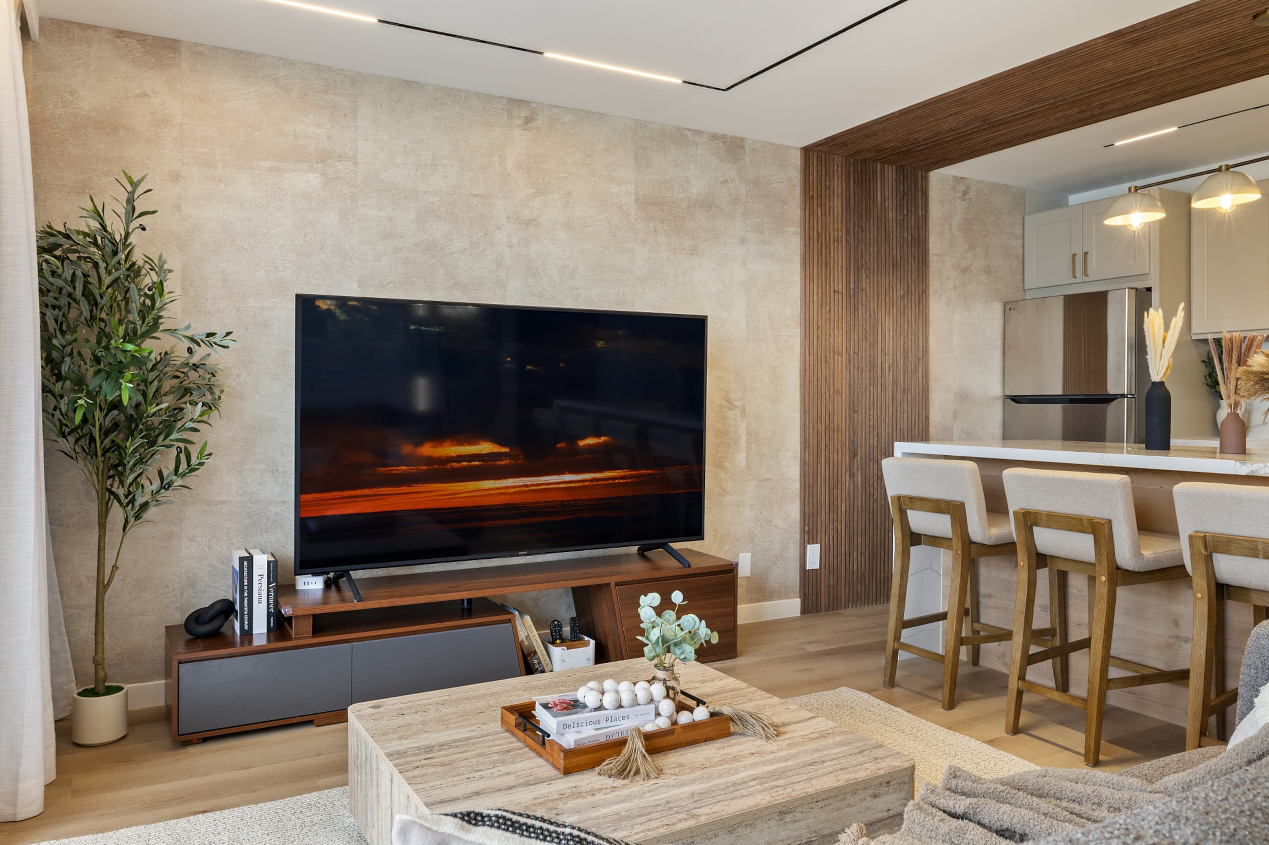 Waikiki Luxe Ocean Retreat 28F – 1 Parking - Image 1
