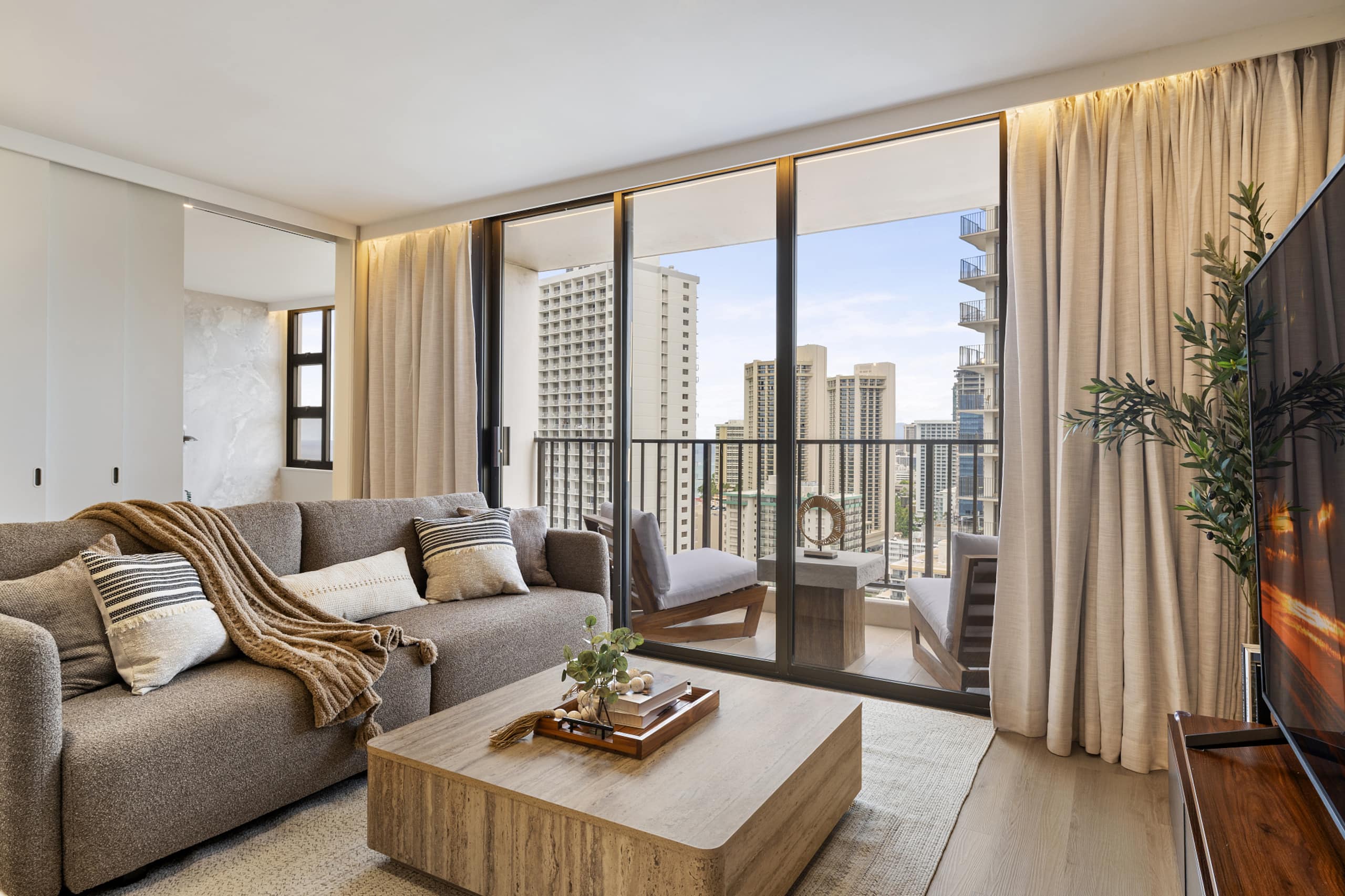 Waikiki Luxe Ocean Retreat 28F – 1 Parking - Image 10
