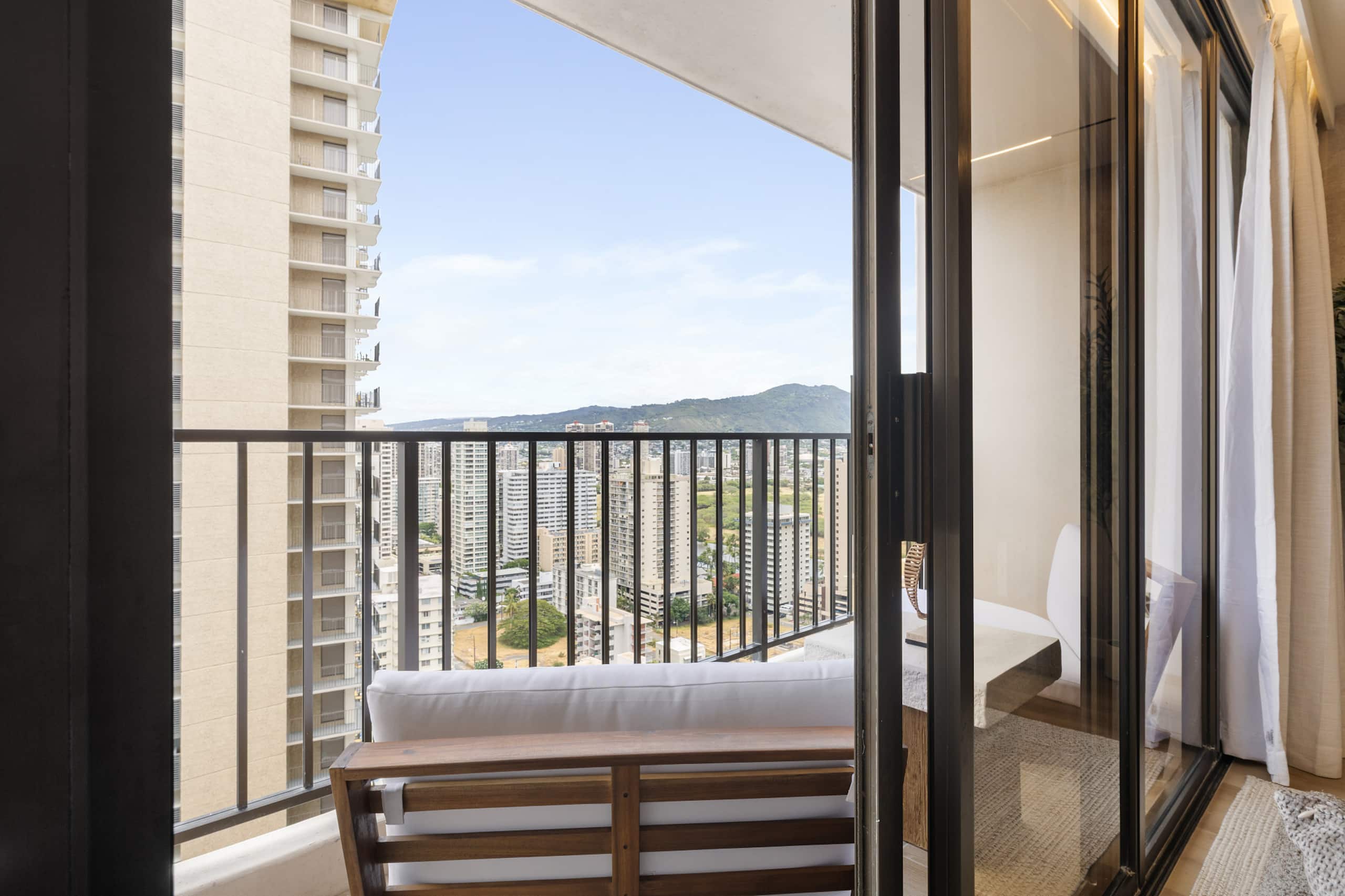 Waikiki Luxe Ocean Retreat 28F – 1 Parking - Image 51