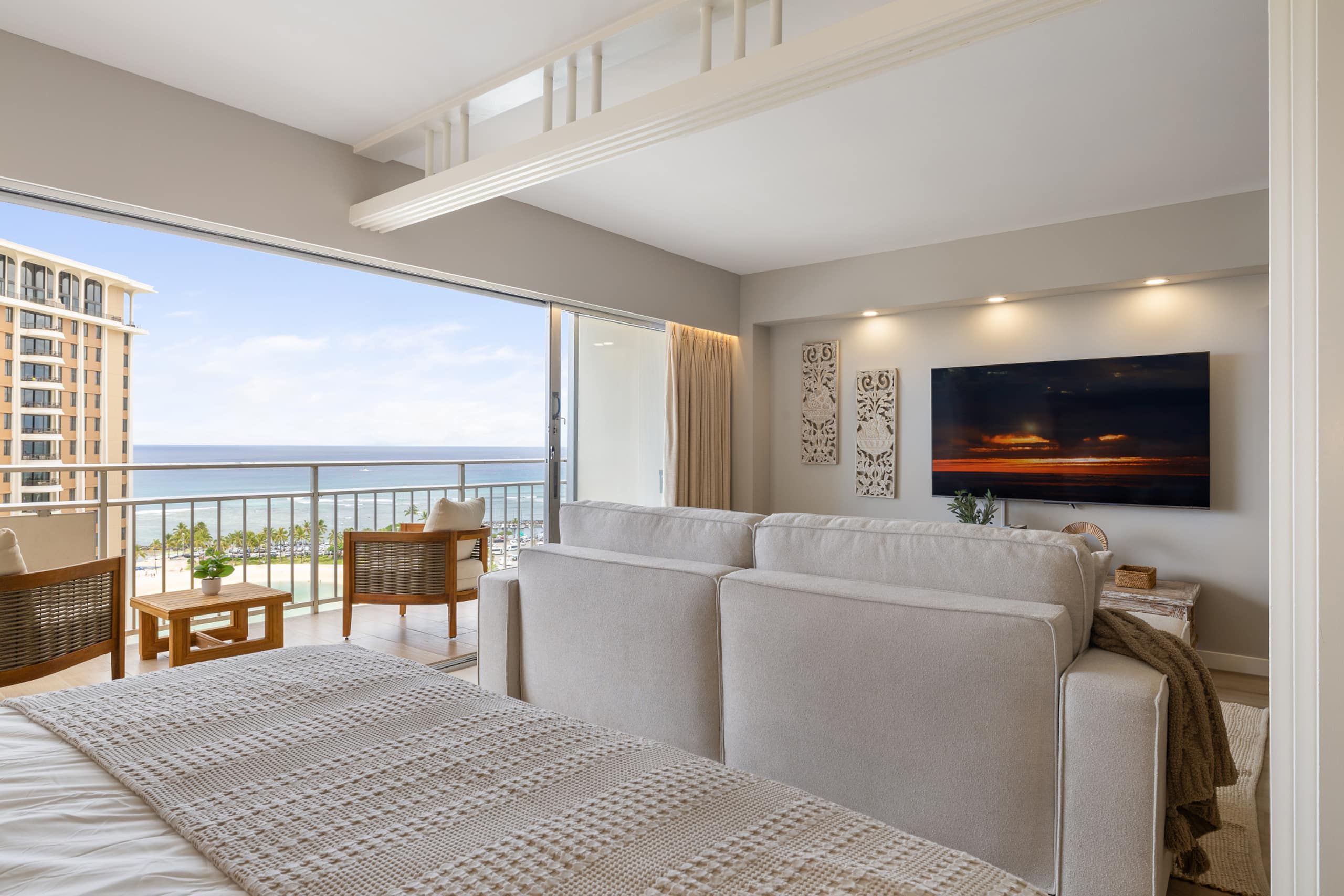 Waikiki Wave Retreat: Ocean Luxe on 17F - Image 2