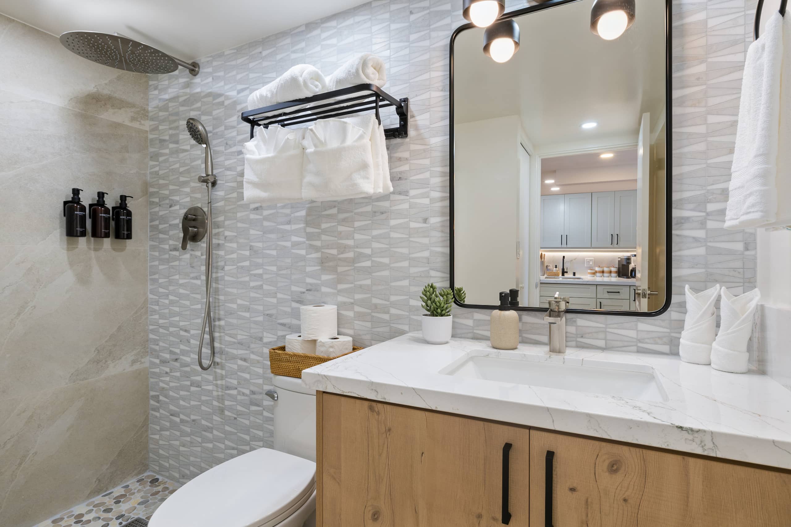 Waikiki Wave Retreat: Ocean Luxe on 17F - Image 35