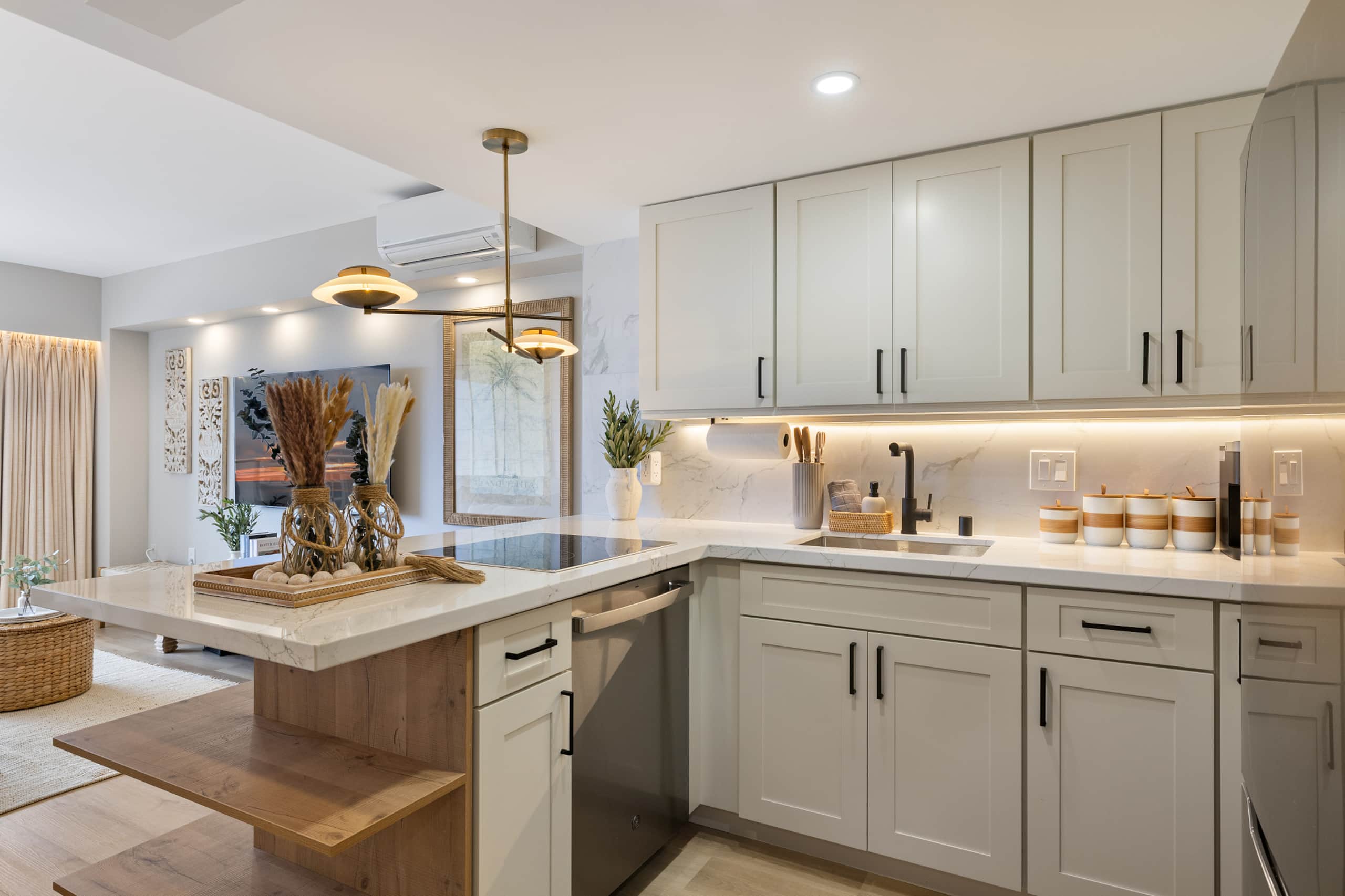 Waikiki Wave Retreat: Ocean Luxe on 17F - Image 20