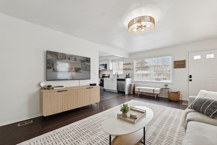 Contemporary Cottage East | 3BD | Detroit DTW A2