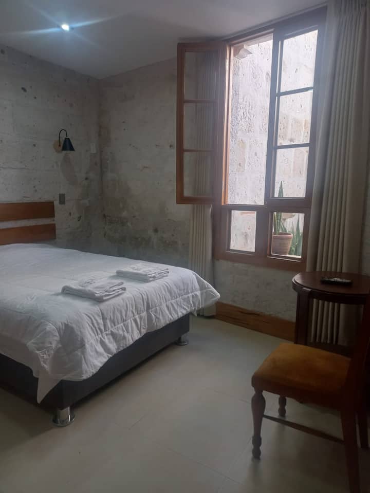 Შედის ფართო ოთახი სააბაზანოთი. Ტელევიზია და ინტერნეტი.