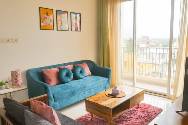 Chumba cha Kuishi cha Chic kilicho na roshani iliyoambatishwa. Furahia mwonekano mzuri wa machweo ukiwa kwenye starehe ya sebule! 