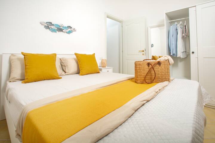 جناح مزدوج 1 كامل مع جميع أغطية الأسرة: البطانيات وأغطية الوسائد والملاءات والوسائد الإضافية.
أخيرًا، يجب توفير المناشف ومجموعة الترحيب.