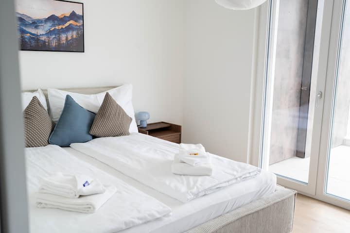 Habitación con cama de 1,80 m x 2,00 m 
Mesita de noche y lámpara