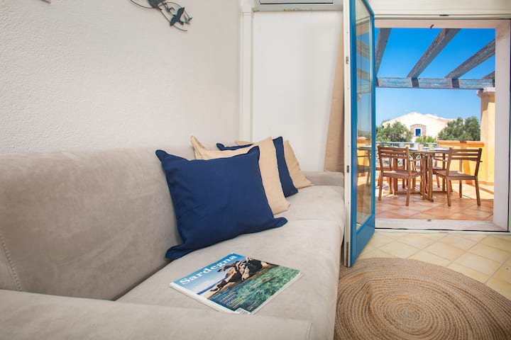 Obývacia izba s dvojlôžkovou rozkladacou pohovkou, ideálnou pre 2 ďalších hostí (vrátane vankúšov, plachiet a obliečok na vankúše) a vyhradeným jedálenským kútom a televízorom.