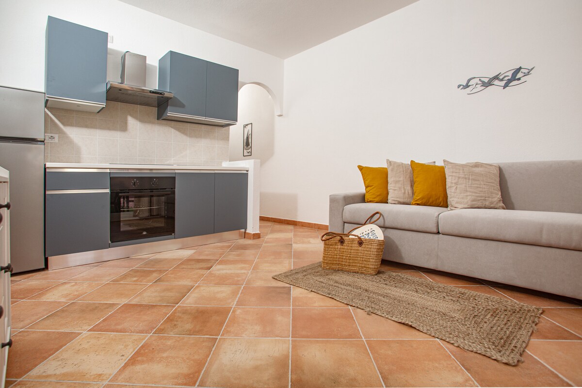 客厅配备双人沙发床，非常适合额外2位房客入住（配备枕头、床单和枕套），配备专用用餐区和电视，可俯瞰阳台和私人花园。