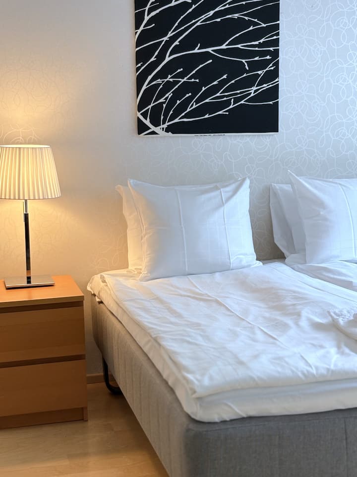 U sobi se nalaze dva madraca širine 90 cm koji su postavljeni kao bračni krevet sa širokim madracem. Na zahtjev se može osigurati i kao dva odvojena kreveta.