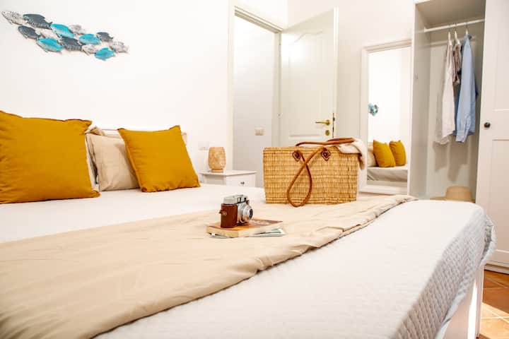 Двоен апартамент 1, комплектован с цялото спално бельо: одеяла, калъфки за възглавници, чаршафи и допълнителни възглавници.
И накрая, кърпите и комплектът за добре дошли са задължителни.