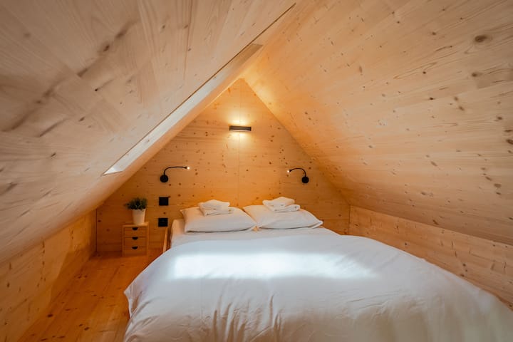 La chambre à l'étage qui est composée d'un lit 140 (les draps sont fournis et le lit sera fait pour votre arrivée)