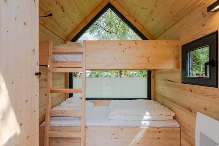 Dans l'annexe se trouve une chambre en rez de chaussée, Elle est composée de lit superposés avec deux lits 90 (les draps sont fournis et le lit sera fait pour votre arrivée) Il y a également une armoire à votre disposition pour ranger vos affaires