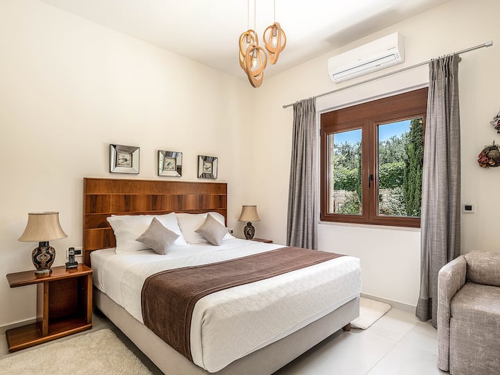 Ground Floor: Bedroom 3 with king bed