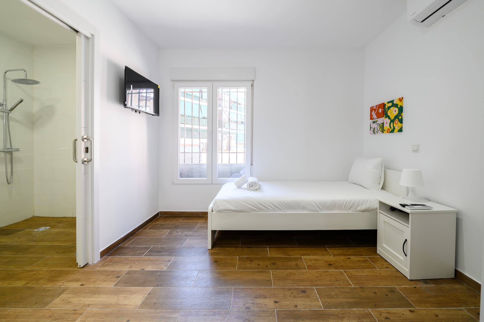 Gabriel's Apartments, Apartment with single bed.