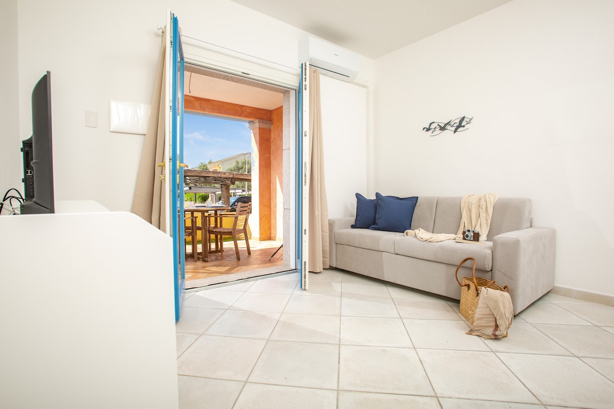 Მისაღები ოთახი სავსეა ორადგილიანი გასაშლელი დივნით, იდეალურია კიდევ 2 სტუმრისთვის (ბალიშებით, ზეწრებითა და ბალიშის პირებით) და გამოყოფილი სასადილო სივრცითა და ტელევიზორით.