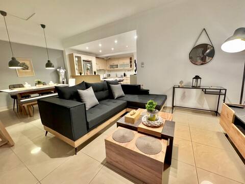 Top performing Airbnb: Marina Zeas Spacious Two Bedroom Apartment in Φρεαττύδα