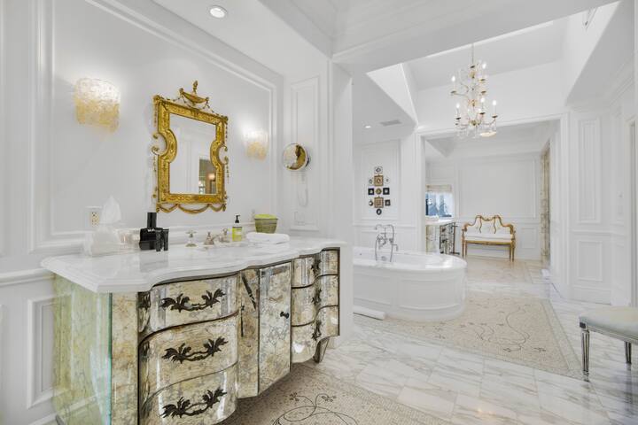 Tarzana Designer Villa w/ Luxe Vibes Outdoor Haven gallery image 5