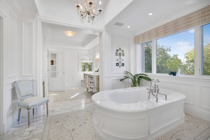 Tarzana Designer Villa w/ Luxe Vibes Outdoor Haven gallery image 4