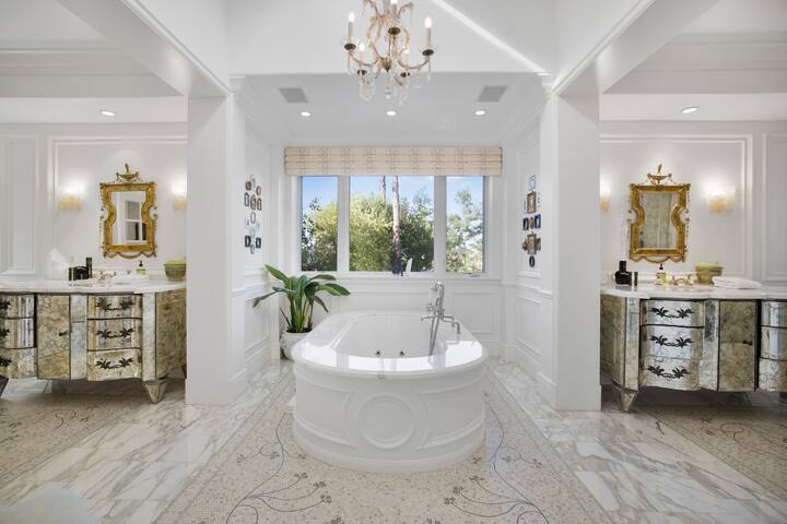 Tarzana Designer Villa w/ Luxe Vibes Outdoor Haven gallery image 3