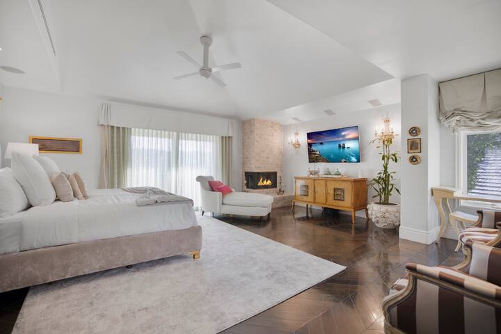 Tarzana Designer Villa w/ Luxe Vibes Outdoor Haven gallery image 2