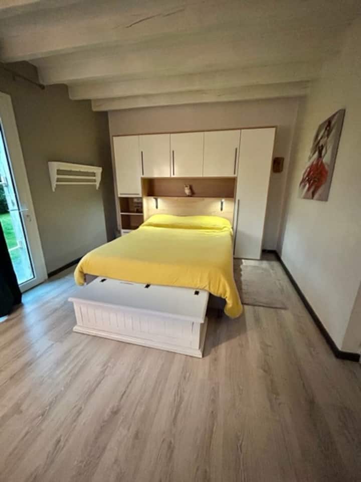 ห้องนอนสวยงามพร้อมเตียงขนาด 240X260 ตู้เสื้อผ้าและลิ้นชักพื้นที่ 16.5 ตร.ม. พร้อมวิวสวนและสระว่ายน้ำ