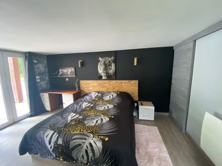 ห้องสวีทใหญ่มีตู้เสื้อผ้า ตู้ลิ้นชัก ห้องอาบน้ำและห้องสุขา 
สดใสมาก 