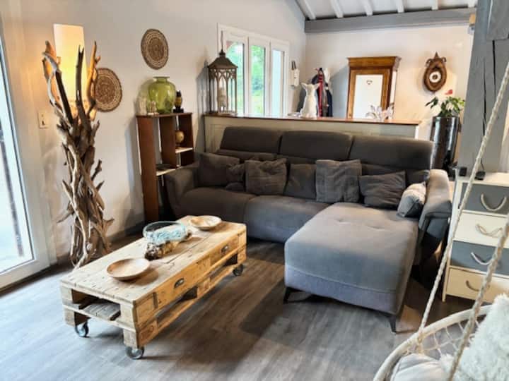 ห้องนั่งเล่นเป็นส่วนหนึ่งของห้องขนาดใหญ่ 57 ตร.ม. พร้อมทีวีขนาดใหญ่และระบบเสียง 